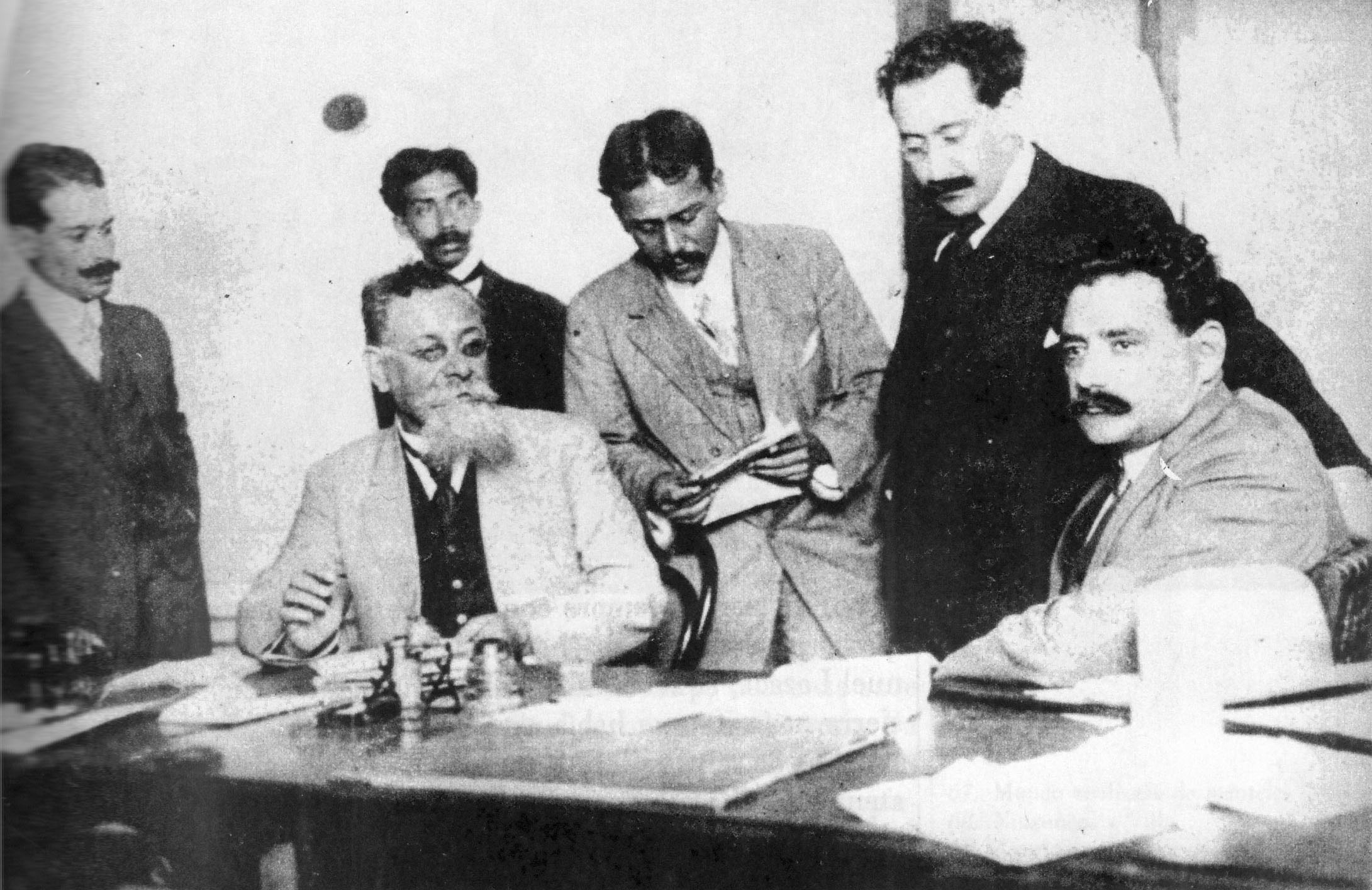 Venustiano Carranza en la silla presidencial, tras la promulgación de la Constitución de 1917.