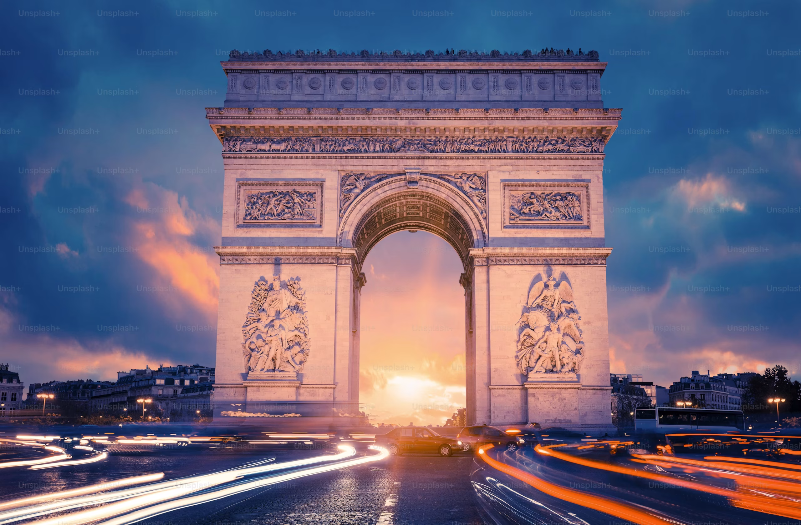 Vista panorámica de París desde la azotea del Arco del Triunfo al atardecer, un momento ideal para visitar.