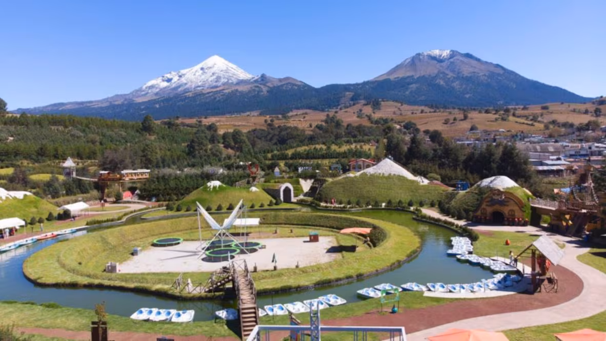 Vista panorámica de Volcanic Park Puebla con el majestuoso Pico de Orizaba al fondo.