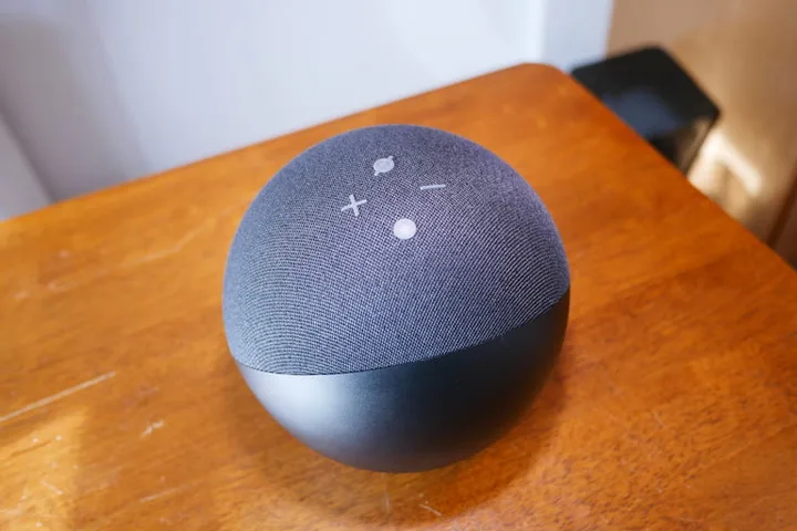 Altavoz inteligente Amazon Echo junto a un control de consola retro, representando el código Konami del Modo Super Alexa.