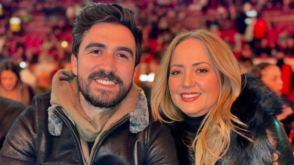 Andrea Legarreta y su novio Luis Carlos Origel posando juntos en un evento en 2026.