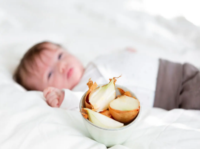¿Para qué sirve poner una cebolla cortada en la habitación cuando tienes tos?