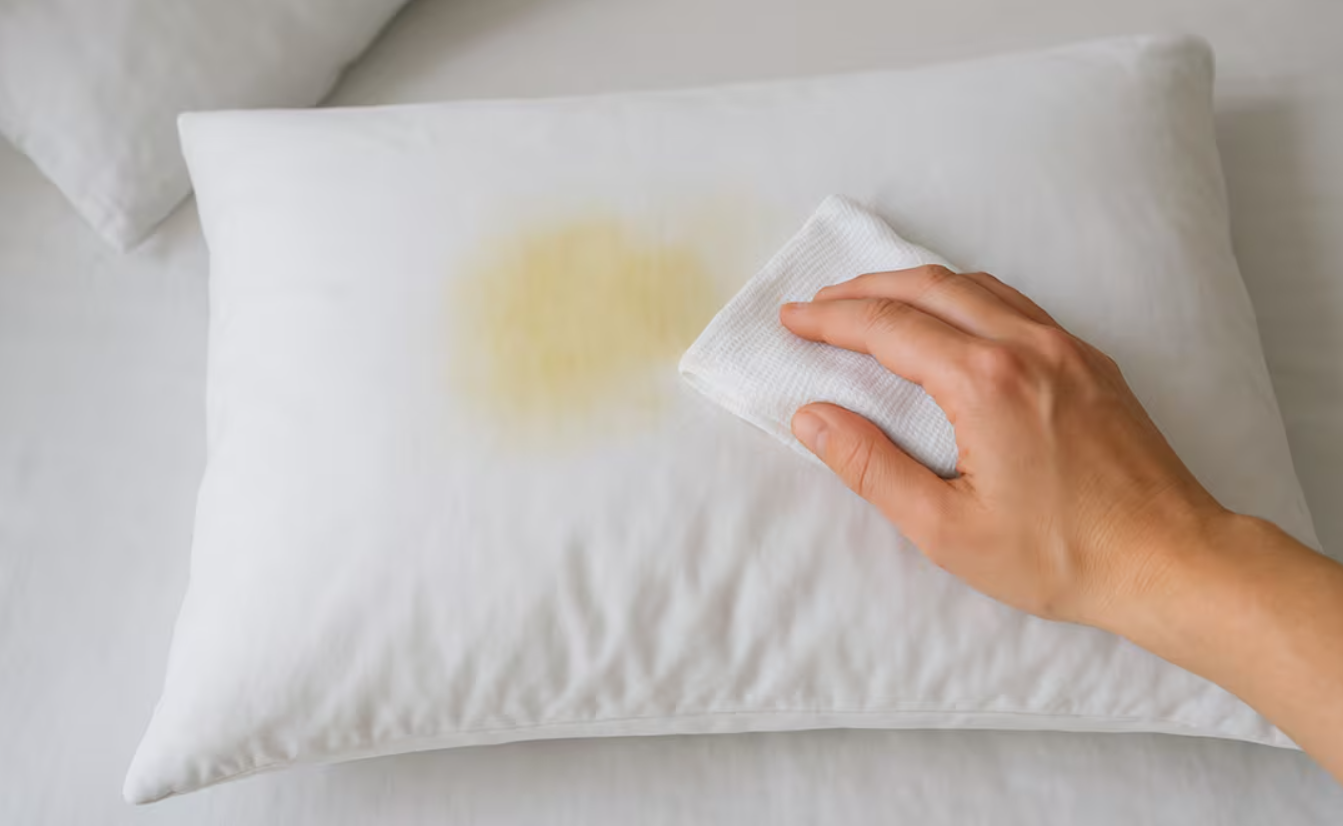 cómo eliminar las manchas amarillas de las almohadas sin usar cloro