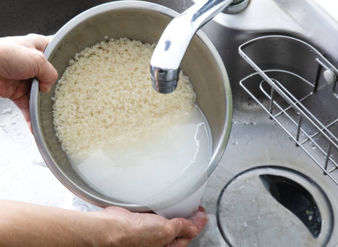 El error que cometes al lavar el arroz y que podría arruinar tu salud sin saberlo
