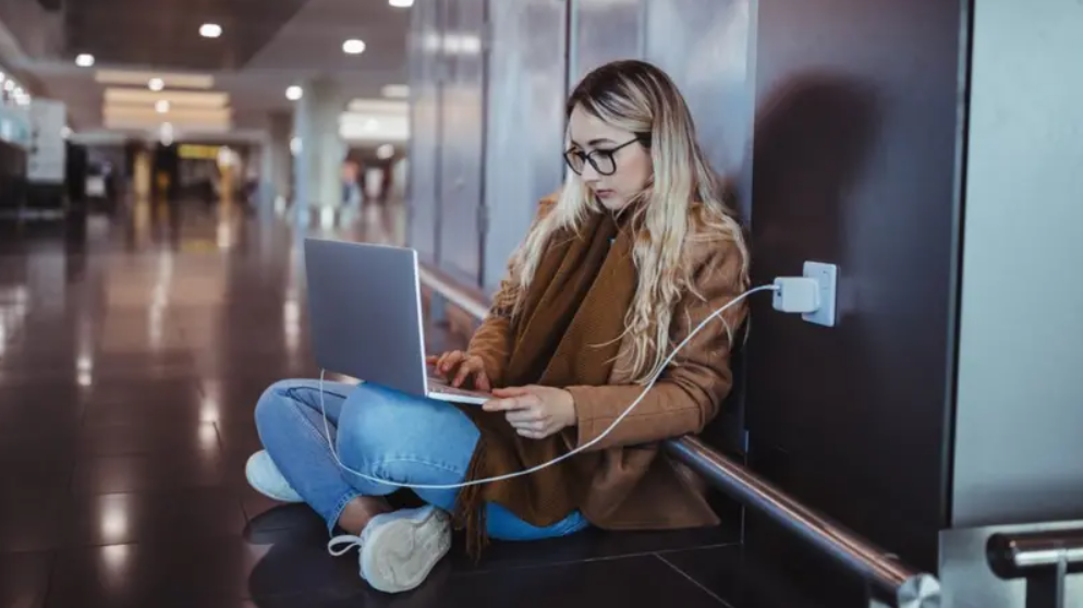 Entonces, ¿No pasa absolutamente nada malo si dejas el cargador de la laptop conectado cuando ya está al 100%?