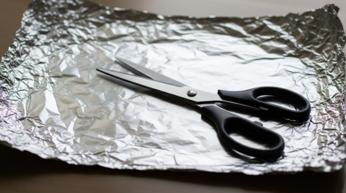 ¿Cómo usar el papel aluminio para que tus tijeras vuelvan a tener filo?
