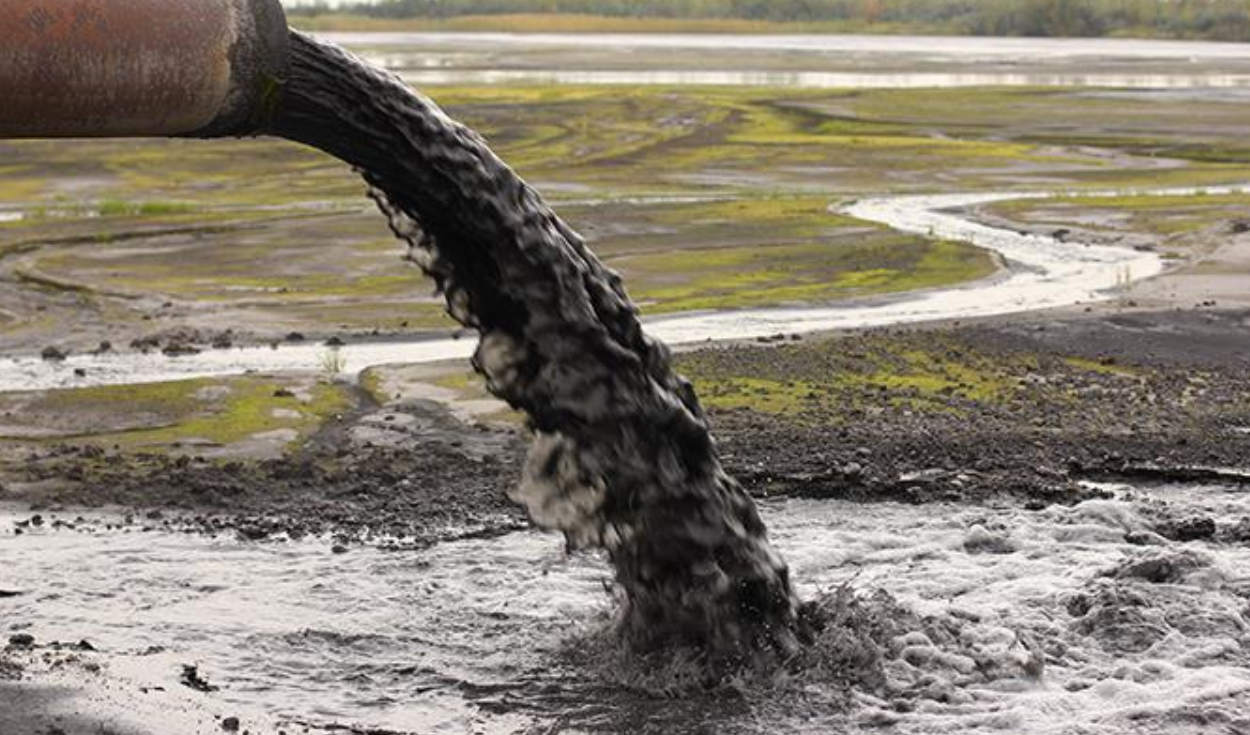 Charco de agua sucia y estancada reflejando un ambiente sombrío, simbolizando el significado del sueño.