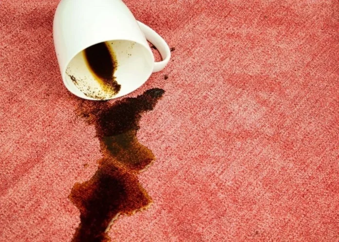 Cómo quitar las manchas de café de una alfombra o sillón con espuma de afeitar