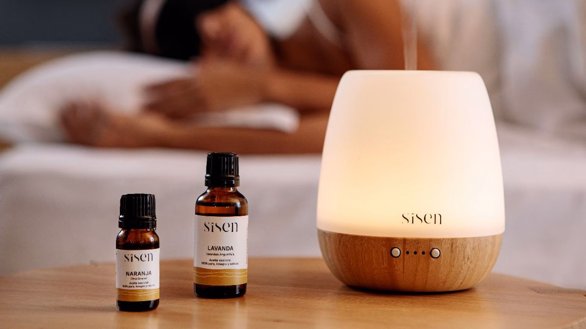Difusor ultrasónico de aceites esenciales en un salón elegante, creando un ambiente de hotel de lujo.