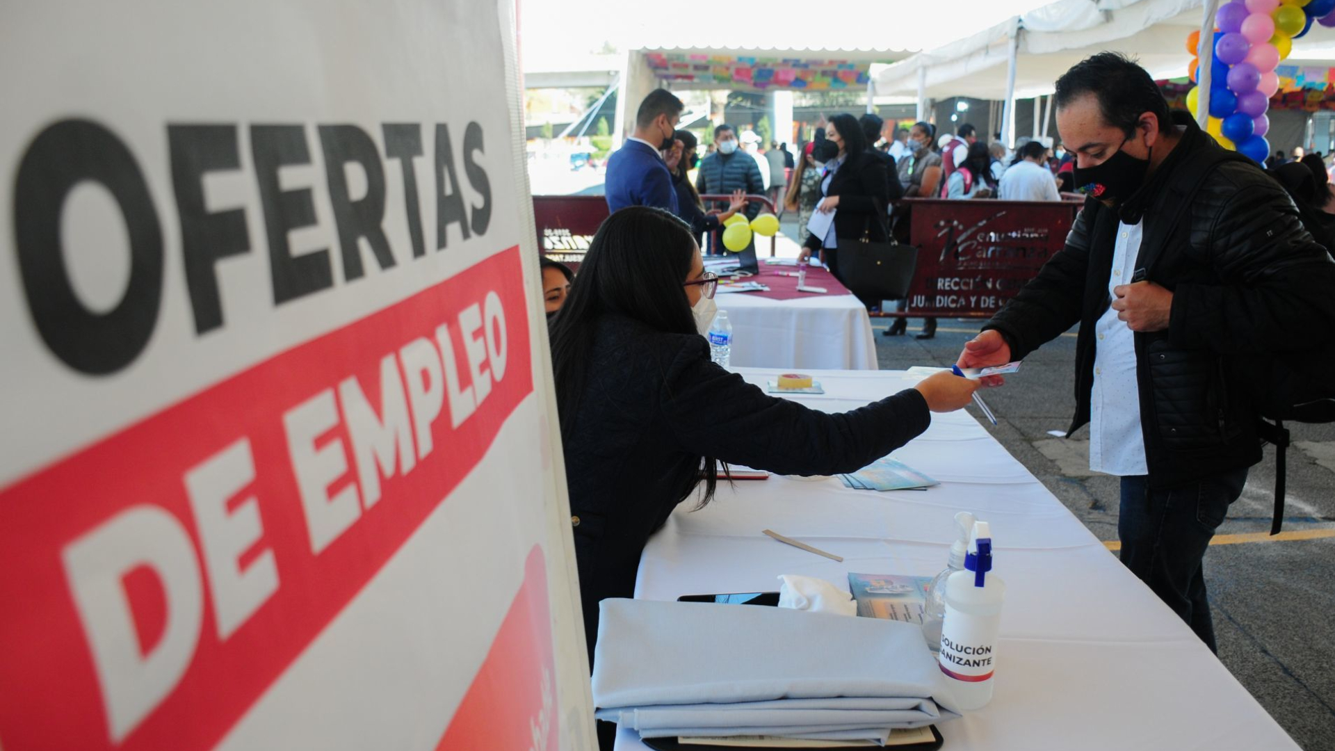 Documentos oficiales necesarios para postularse a empleos de gobierno en México.