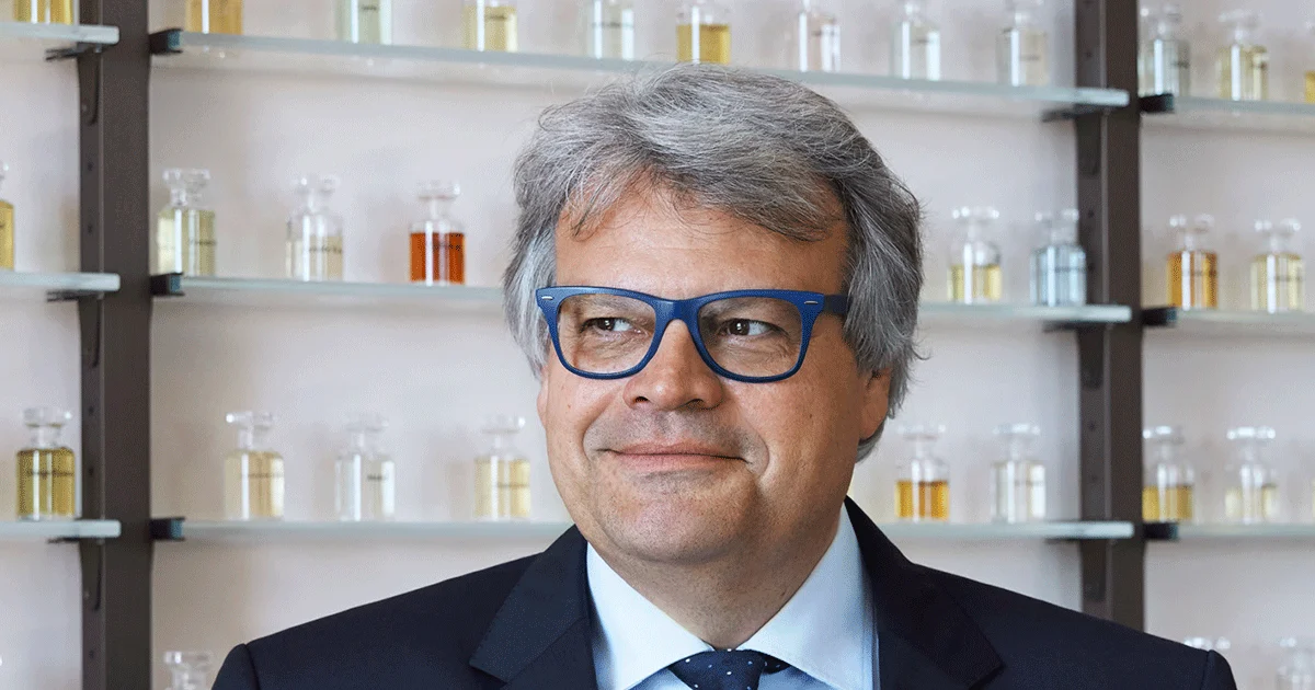 Maestro perfumista Jacques Cavallier Belletrud en su laboratorio de Grasse.