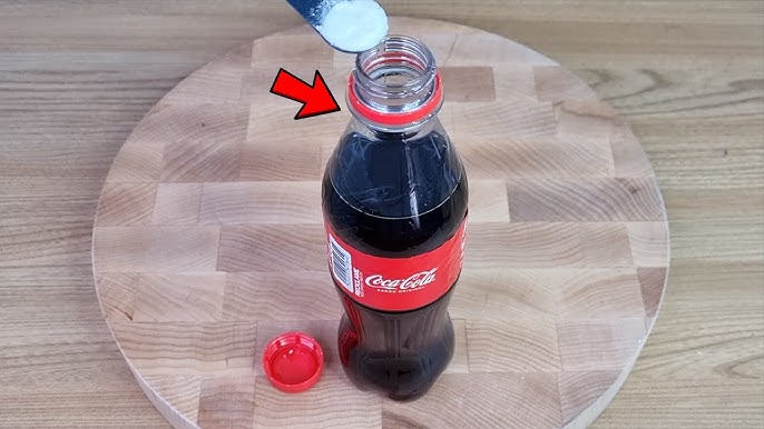 Mezcla de refresco de cola, jabón líquido y sal en un recipiente lista para usarse como desengrasante.