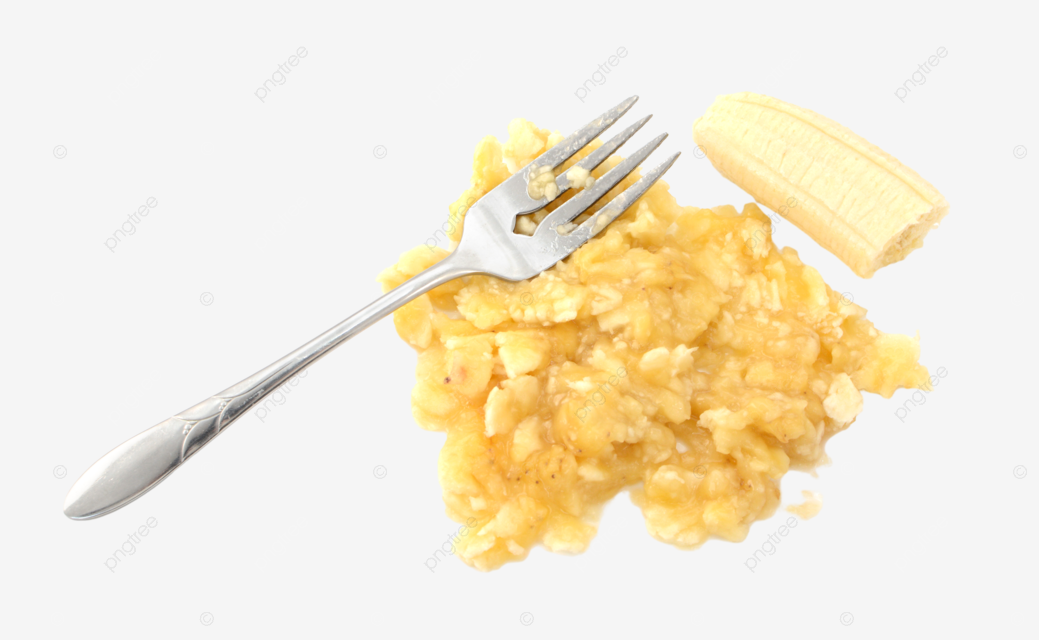 Persona haciendo puré de plátano maduro en un tazón blanco con un tenedor.