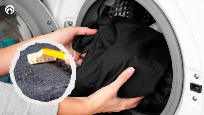 Persona quitando pelusa de una prenda oscura recién salida de la lavadora.