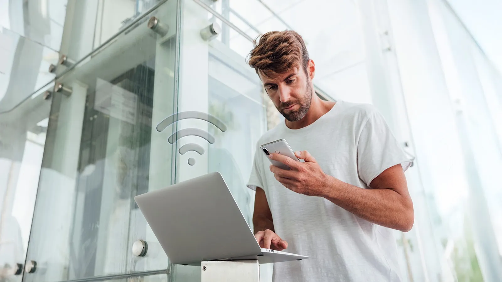 Persona usando su celular en la calle con el ícono de Wi-Fi activado buscando redes.
