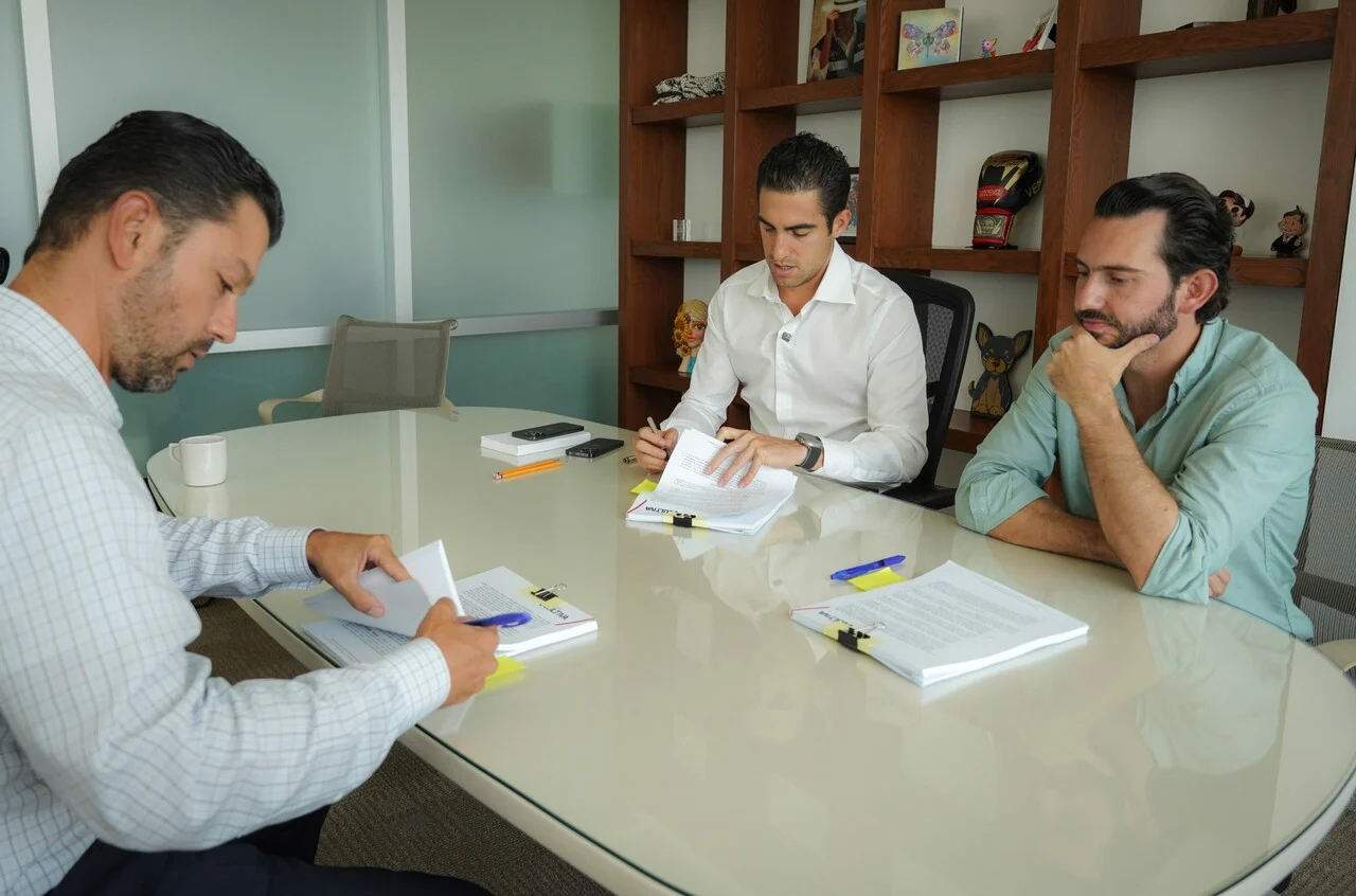 Personal administrativo y técnico trabajando en proyectos de Fonatur e infraestructura turística.