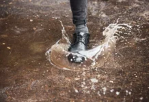 Qué significa soñar con lodo negro o agua estancada y sucia: La guía definitiva Pies con zapatos sucios caminando por un charco de lodo negro.