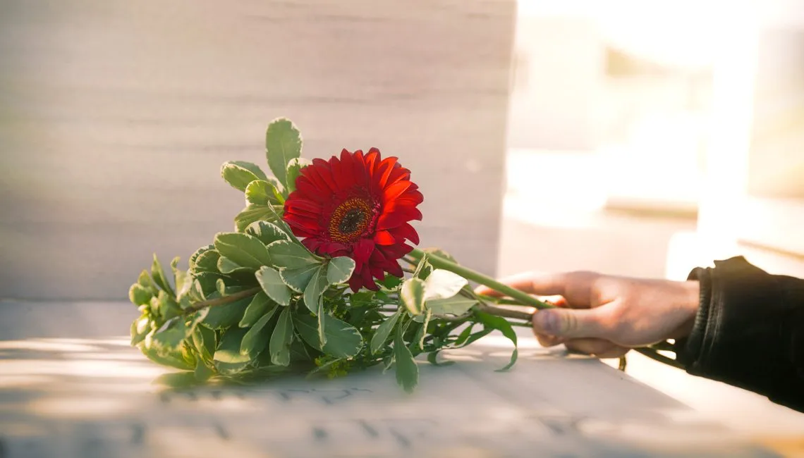 Ramo de flores rojas brillantes, simbolizando el amor y el consuelo en un sueño con alguien fallecido.