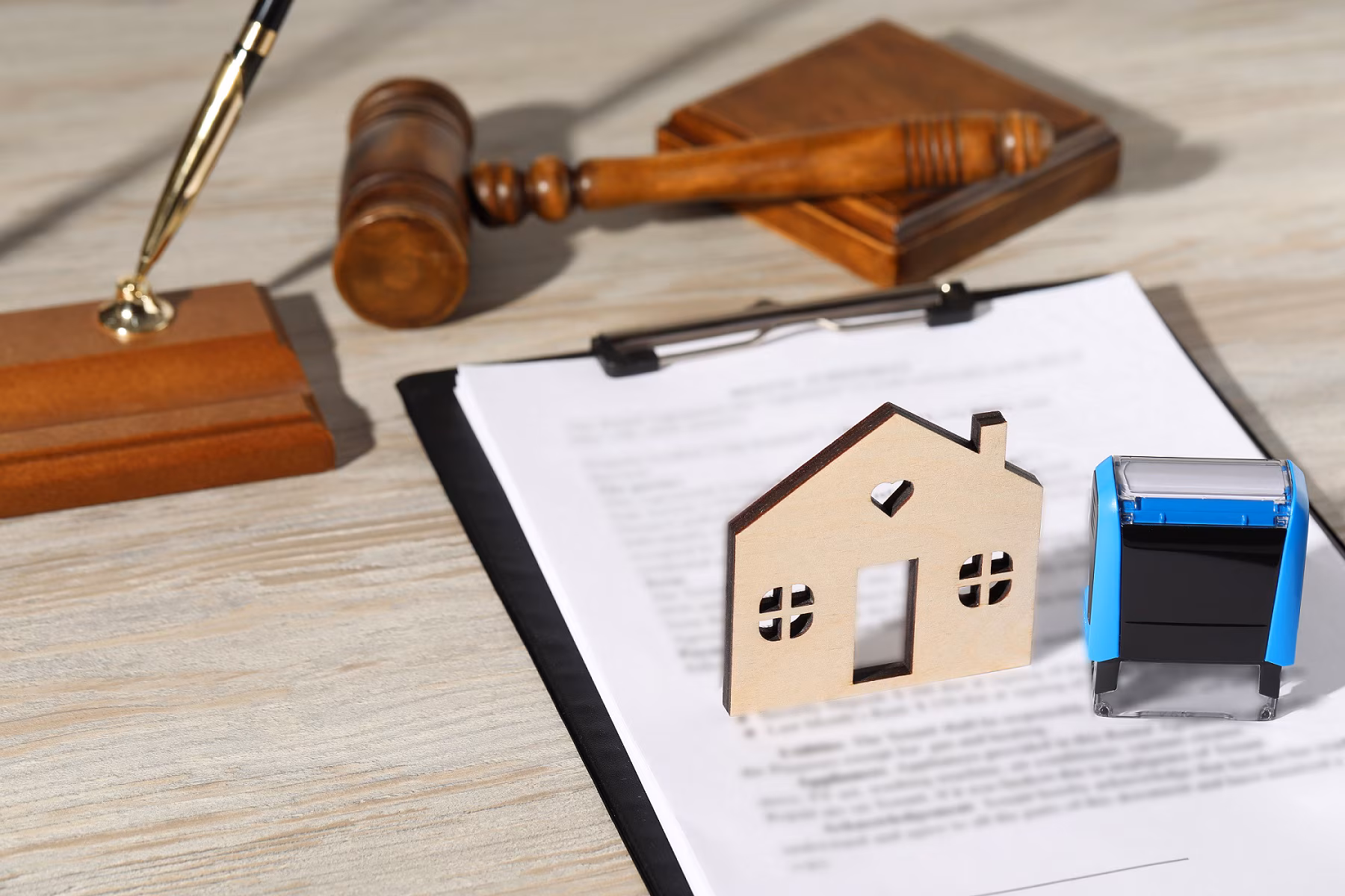 Testamento junto a unas llaves y un anillo de matrimonio, ilustrando el concepto de bienes privativos.