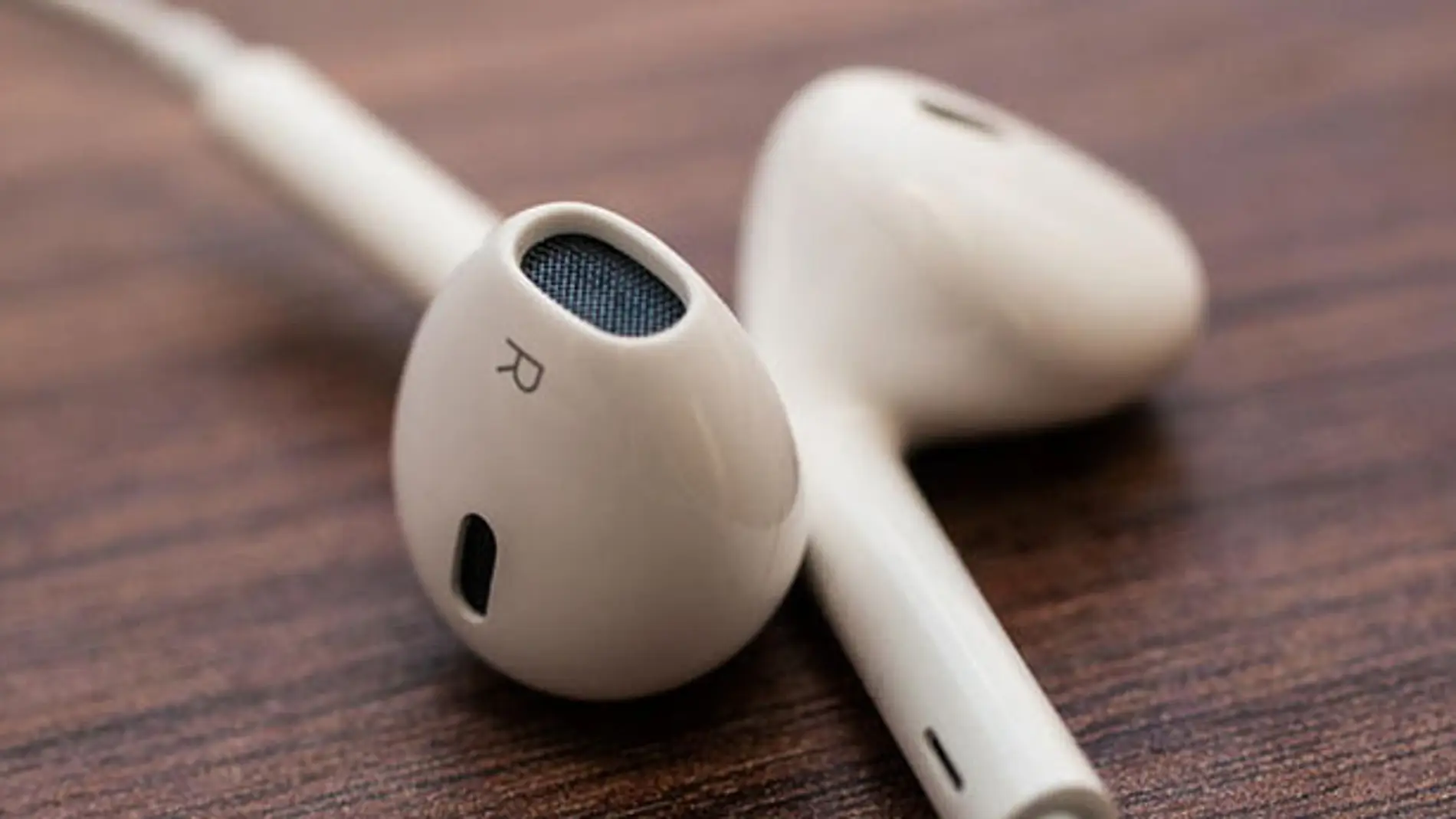 Uso de masilla adhesiva (tipo Blu-Tack) para extraer la cera de la rejilla de los audífonos Bluetooth sin dañarlos.