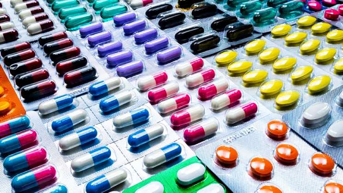 Variedad de medicamentos AINEs como ibuprofeno y naproxeno para aliviar cólicos menstruales fuertes.