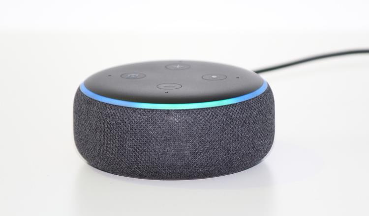 Varios dispositivos Amazon Echo mostrando las diferentes personalidades y modos ocultos de Alexa.