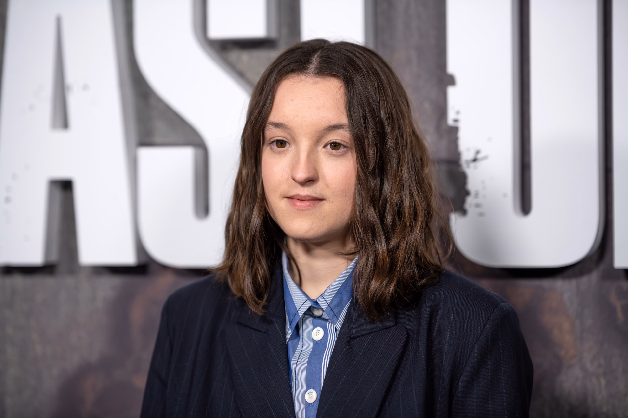 Bella Ramsey como Ellie con tatuajes en el brazo y mirada decidida en imagen promocional de la temporada 3