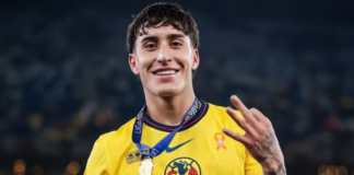 ¿A qué edad debutó Alejandro Zendejas en el futbol profesional?