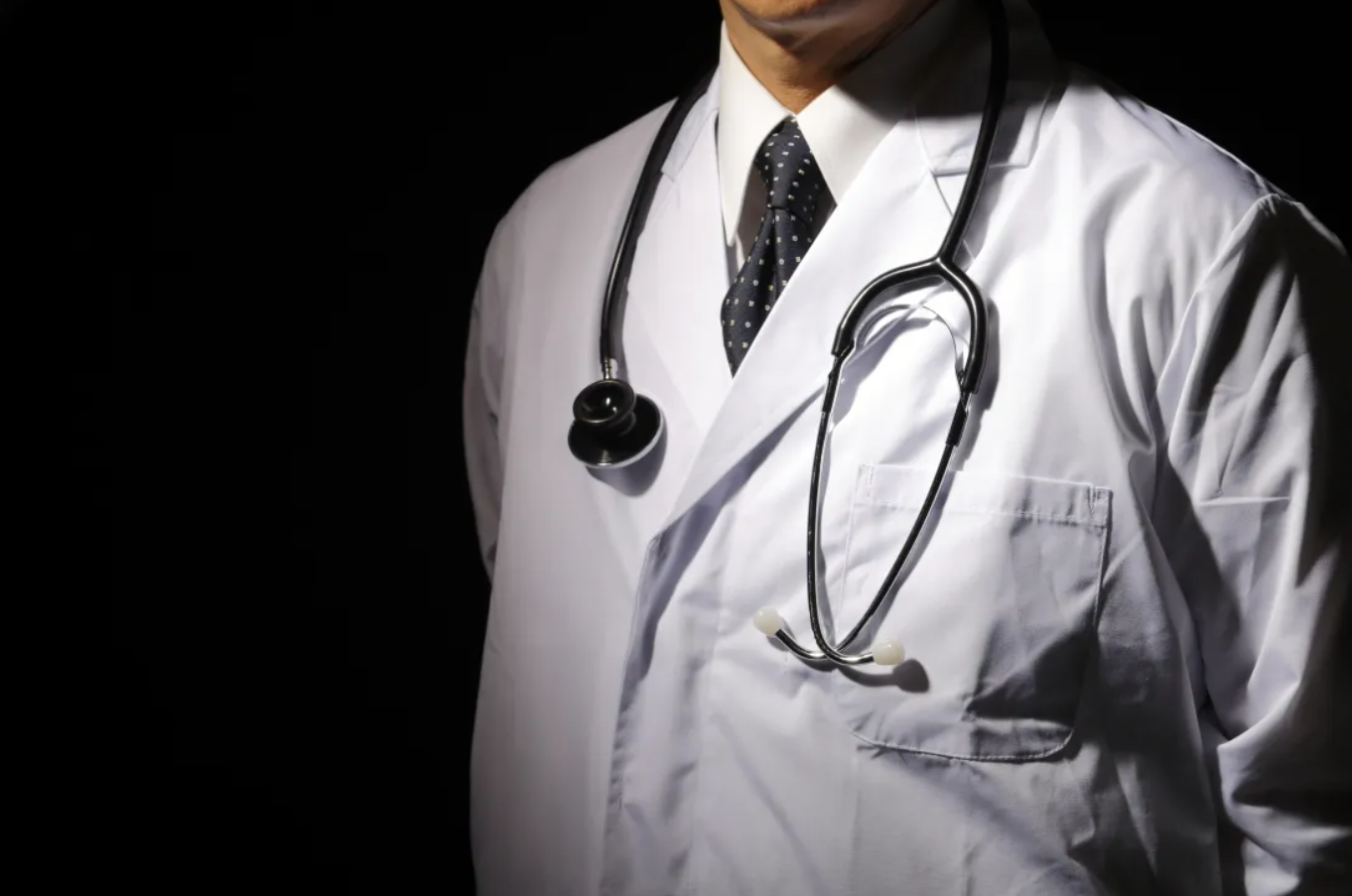 Fiscalía de Querétaro busca pena para neurólogo acusado de abuso sexual a adultos mayores