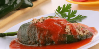 ¿Cómo preparar chiles rellenos de queso con salsa de tomate?