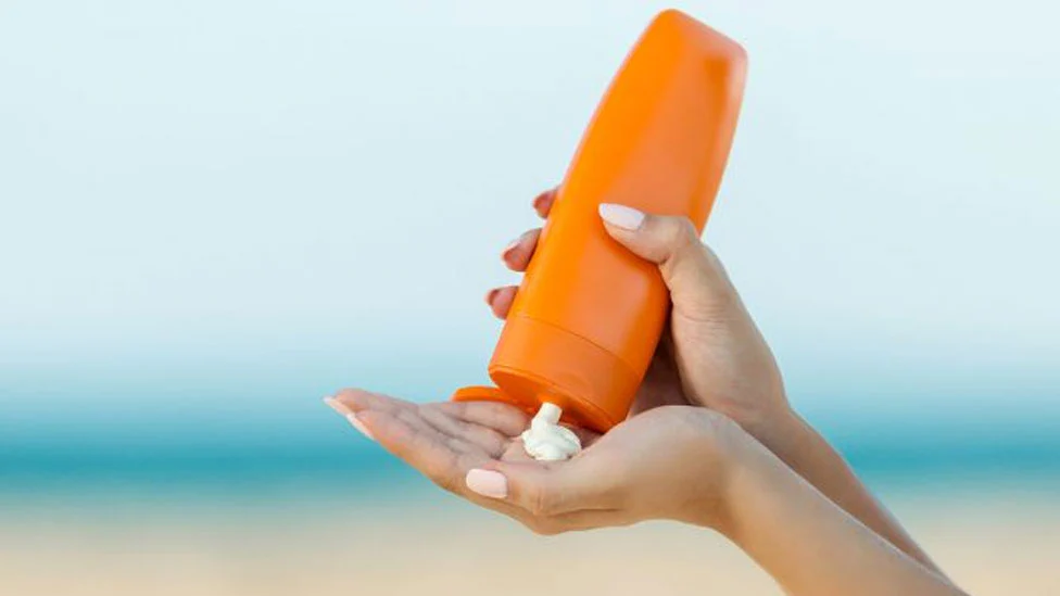 Comparativa de texturas de protectores solares de diferentes marcas aplicadas en el dorso de una mano mostrando acabados diferentes