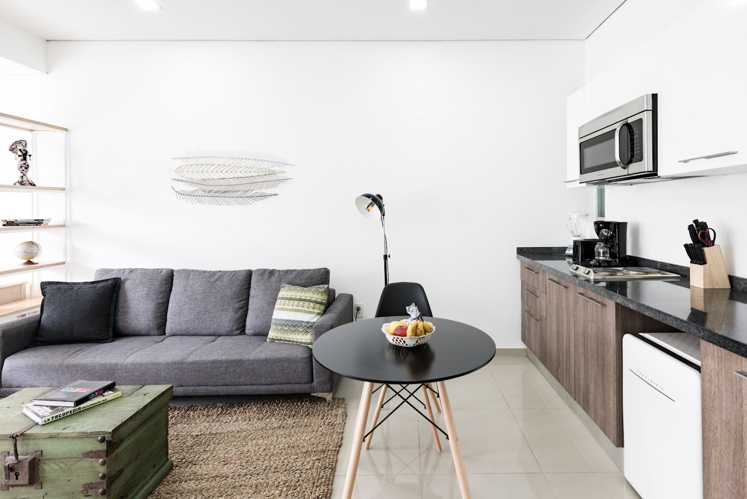 Departamento tipo estudio amueblado en colonia Roma de CDMX con cocina integrada sala y cama en espacio abierto moderno