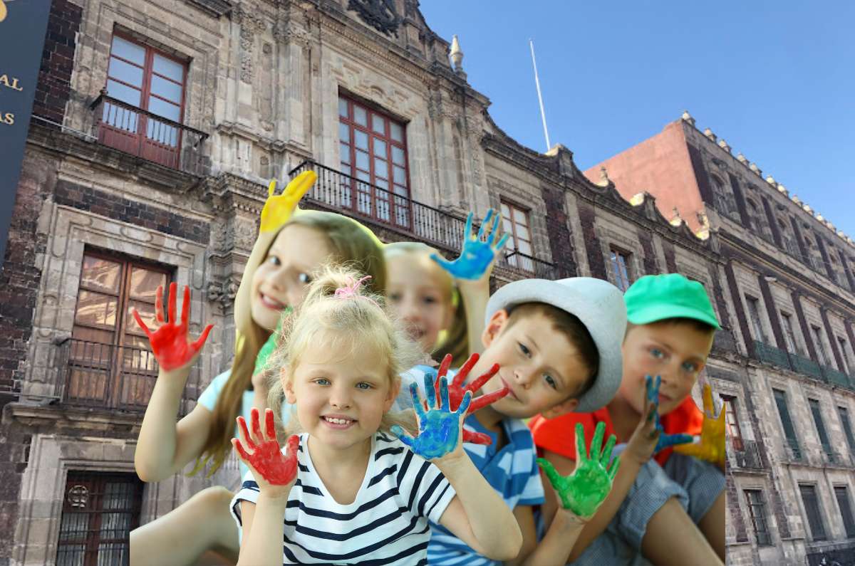 Explanada del Museo Nacional de Antropología en CDMX decorada con banderines de colores y niños participando en talleres del Día del Niño