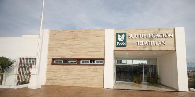 Fachada de una Subdelegación del IMSS en México con personas formadas para realizar trámites de seguro social