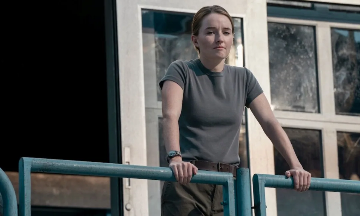 Kaitlyn Dever caracterizada como Abby Anderson empuñando un palo de golf en una imagen promocional de The Last of Us temporada 3
