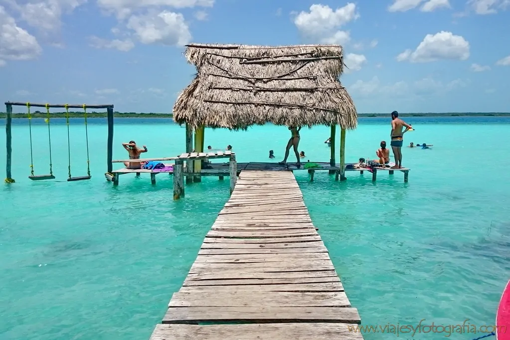 Laguna de Bacalar Quintana Roo con sus siete tonos de azul turquesa muelle de madera y vegetación tropical