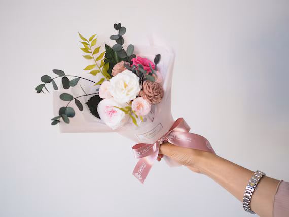 Mesa decorada con flores ramo de rosas caja de regalo envuelta con moño y tarjeta para el Día de las Madres en México 2026