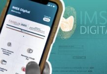 Cómo saber mi número de seguro social IMSS por internet en 2026 Persona feliz revisando su constancia de NSS del IMSS en formato digital desde la app IMSS Digital en su teléfono celular