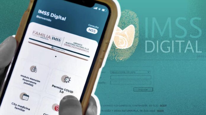 Persona feliz revisando su constancia de NSS del IMSS en formato digital desde la app IMSS Digital en su teléfono celular
