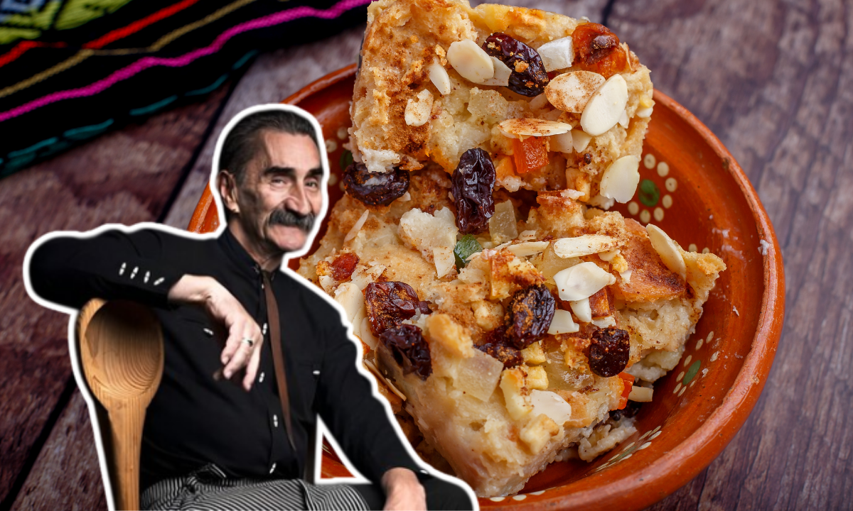 Porción de capirotada tradicional servida en plato de talavera con miel de piloncillo escurriendo y queso gratinado encima