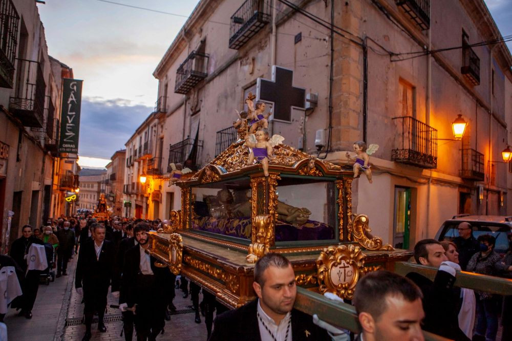 Procesión de Semana Santa en el centro histórico de Guadalajara con fieles cargando imagen religiosa frente a edificios coloniales