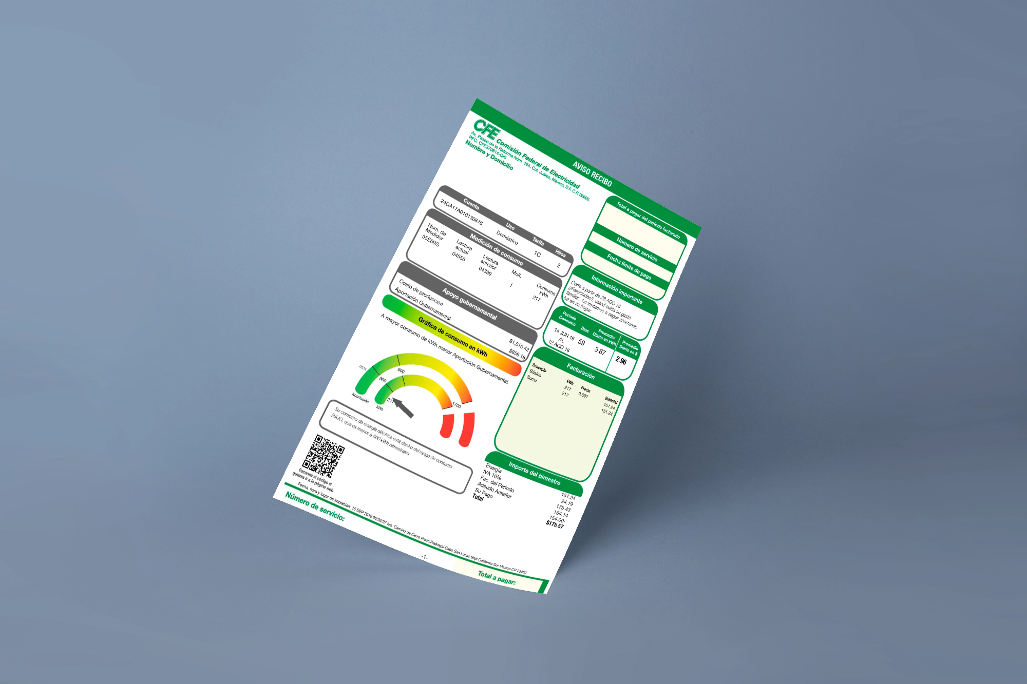 Recibos de servicios básicos de CDMX sobre mesa incluyendo recibo de luz CFE gas agua e internet junto a calculadora y libreta