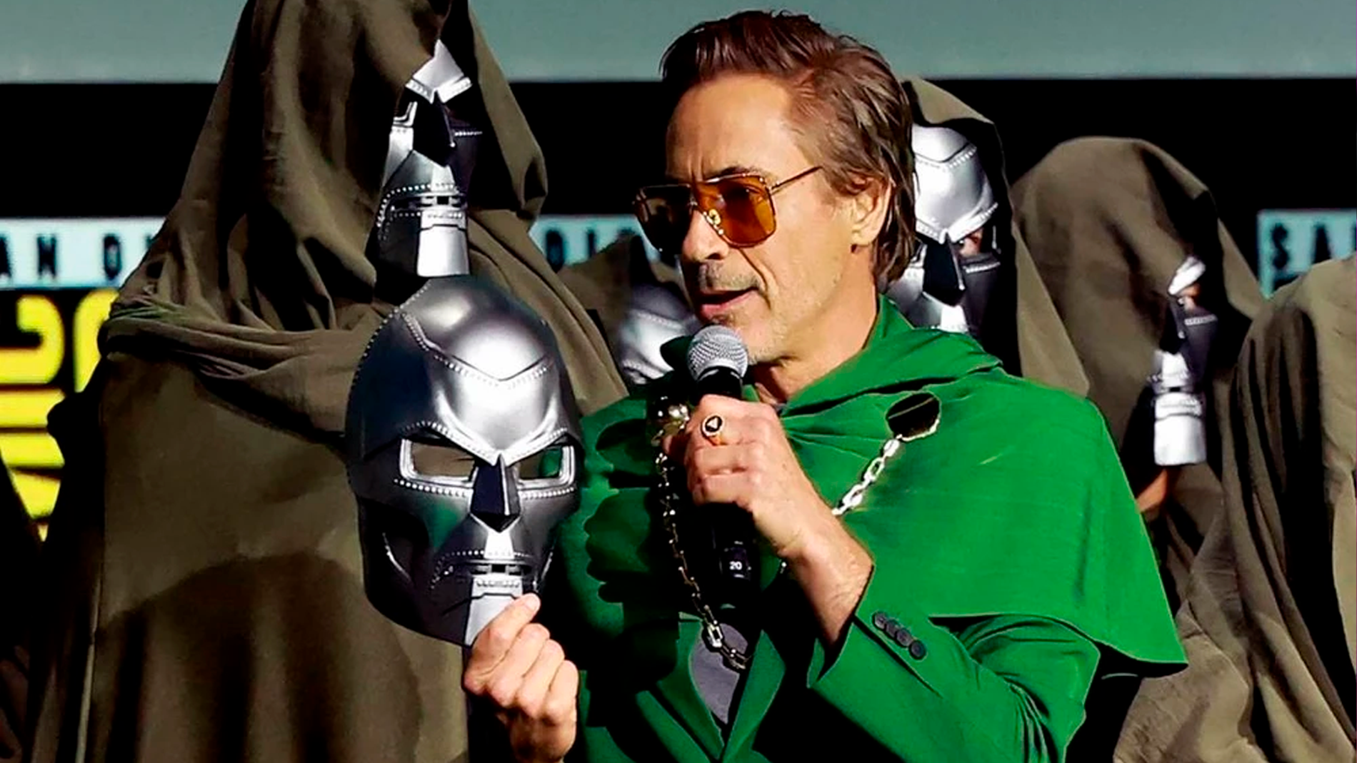 Robert Downey Jr. caracterizado como Doctor Doom con armadura verde y capa en imagen promocional para Avengers Doomsday