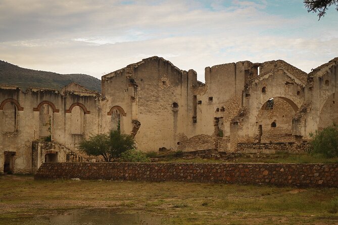 Ruinas de la mina colonial en Mineral de Pozos Guanajuato con cactáceas del semidesierto y cielo despejado