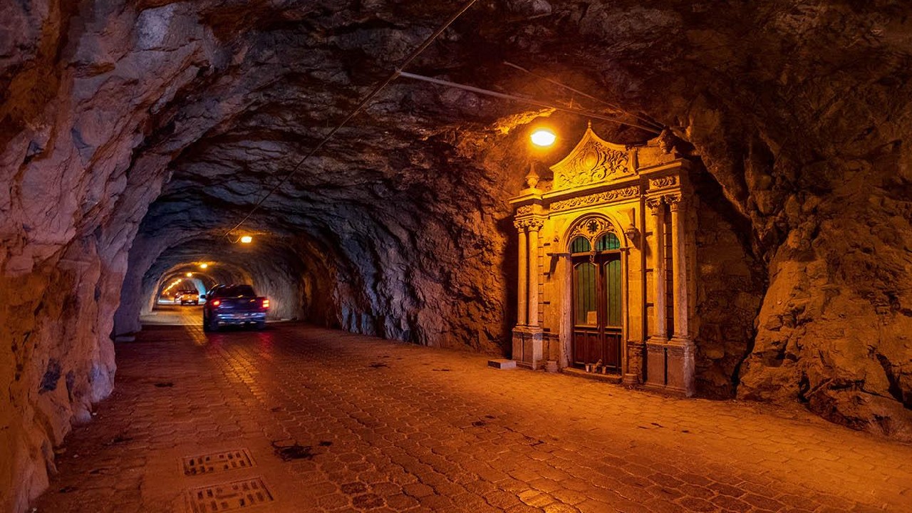 Túnel de Ogarrio entrada al pueblo fantasma de Real de Catorce San Luis Potosí con montañas desérticas al fondo