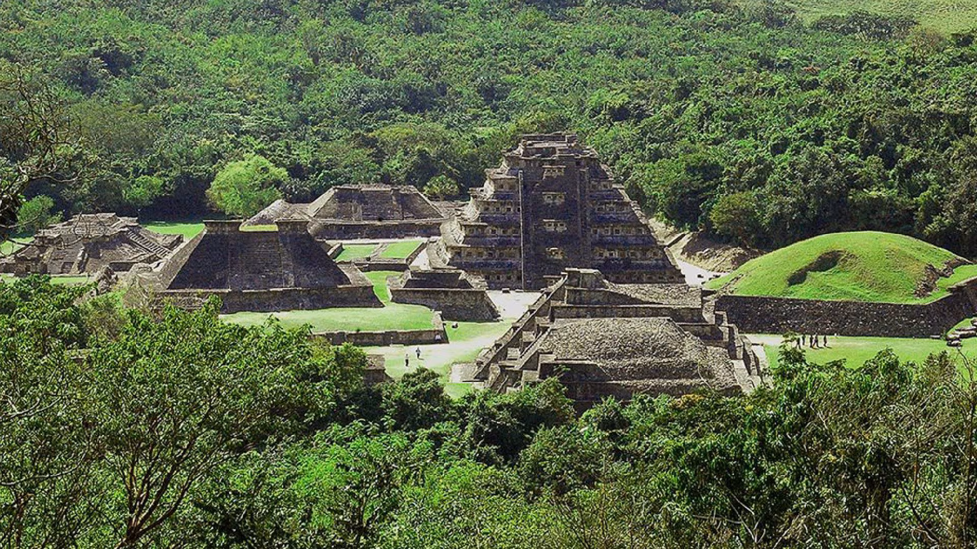 Vista aérea de la pirámide de los Nichos en la zona arqueológica El Tajín iluminada al atardecer durante el festival