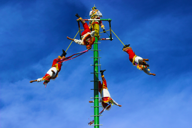 Voladores de Papantla descendiendo desde el palo ceremonial en una de las presentaciones del Festival Cumbre Tajín 2026