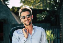 Cómo usar camisa blanca, traje negro y qué color de corbata elegir Hombre con traje negro y camisa blanca combinando corbata