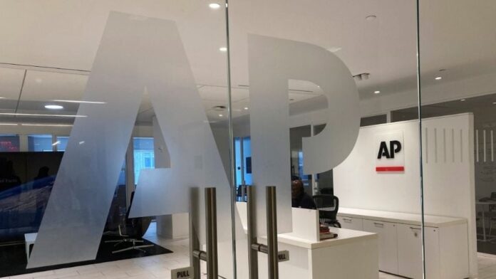 Assciated Press cambiará a periodistas experimentados
