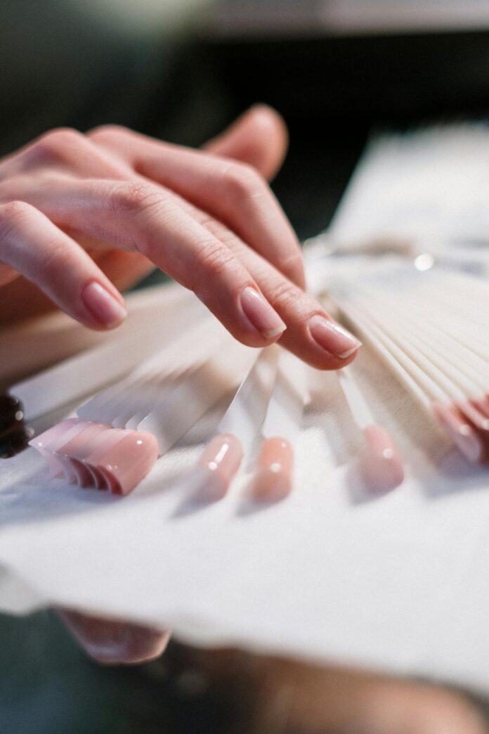 Diseños de uñas acrílicas con naturaleza muerta Mujer mostrando uñas acrílicas con diseño artístico elegante
